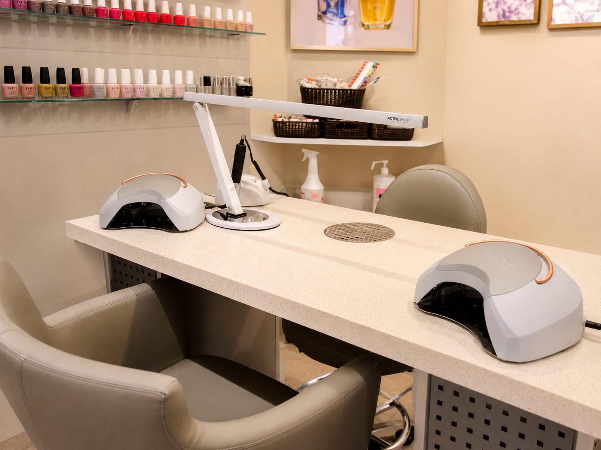Dwa przygotowane stanowiska do manicure