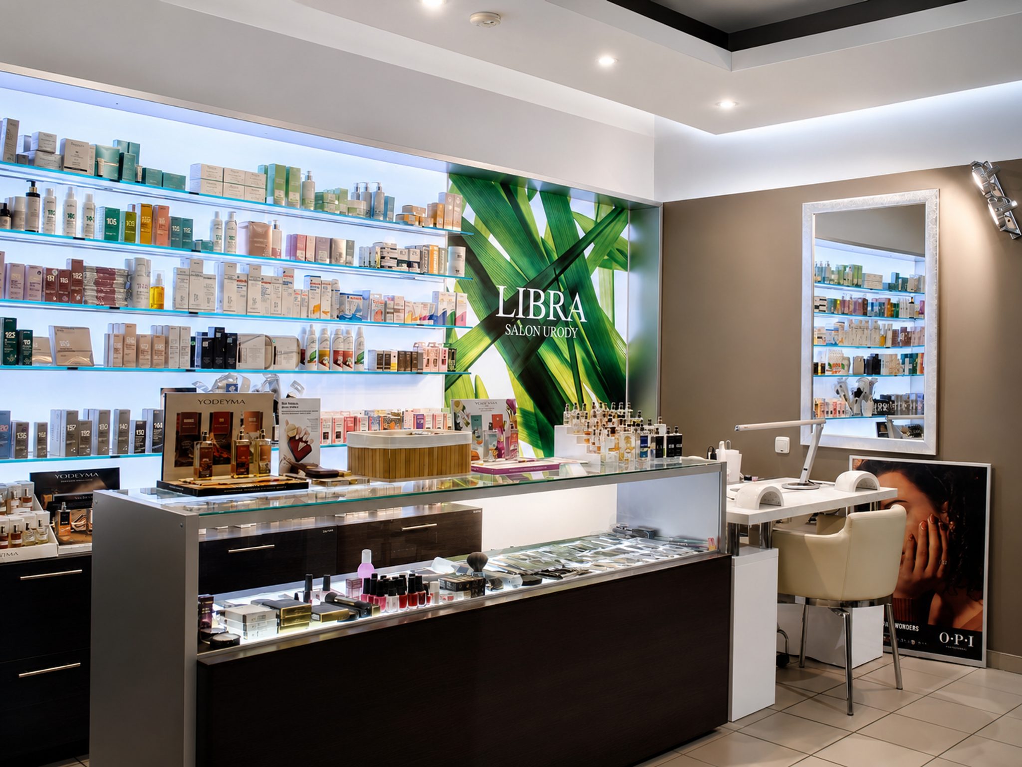 Jasne wnętrze Salonu Urody Libra z recepcją i stanowiskiem manicure