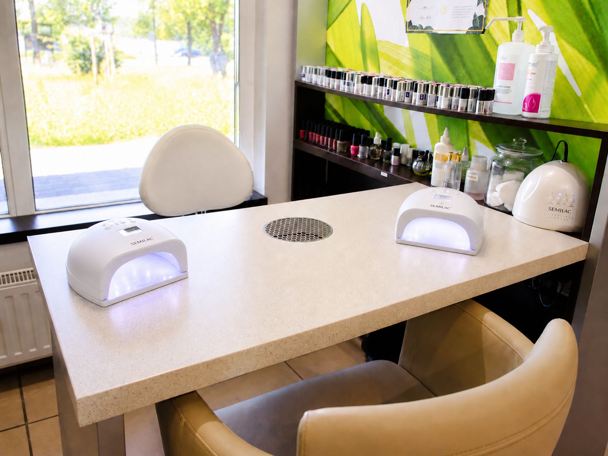 Jasne stanowisko manicure przy oknie
